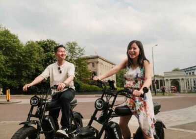 couples enjoying fof private bike tours in london