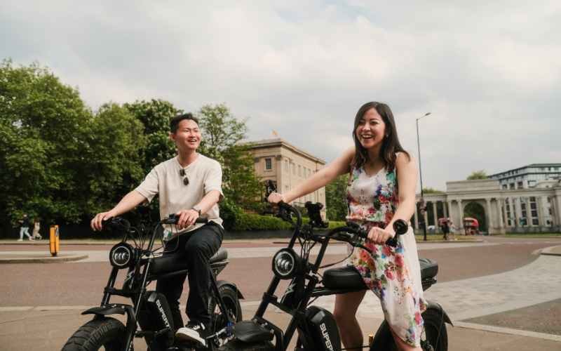 Family enjoying fof private bike tours in hyde park london