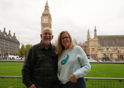 Couples posing infront of big ben by fof bike tours