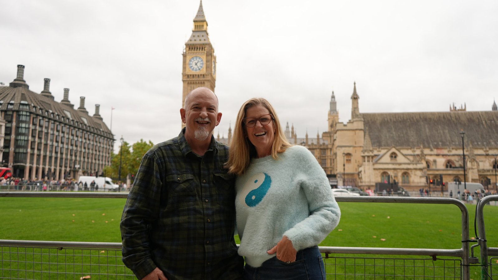 Couples posing infront of big ben by fof bike tours