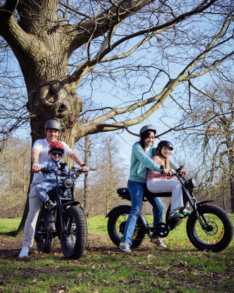 Family enjoying a private FOF Bike Tour in London