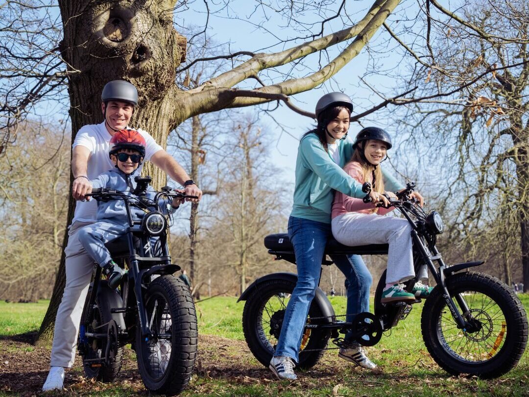 Family enjoying a private FOF Bike Tour in London