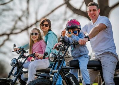 Family enjoying fof private bike tours in hyde park london