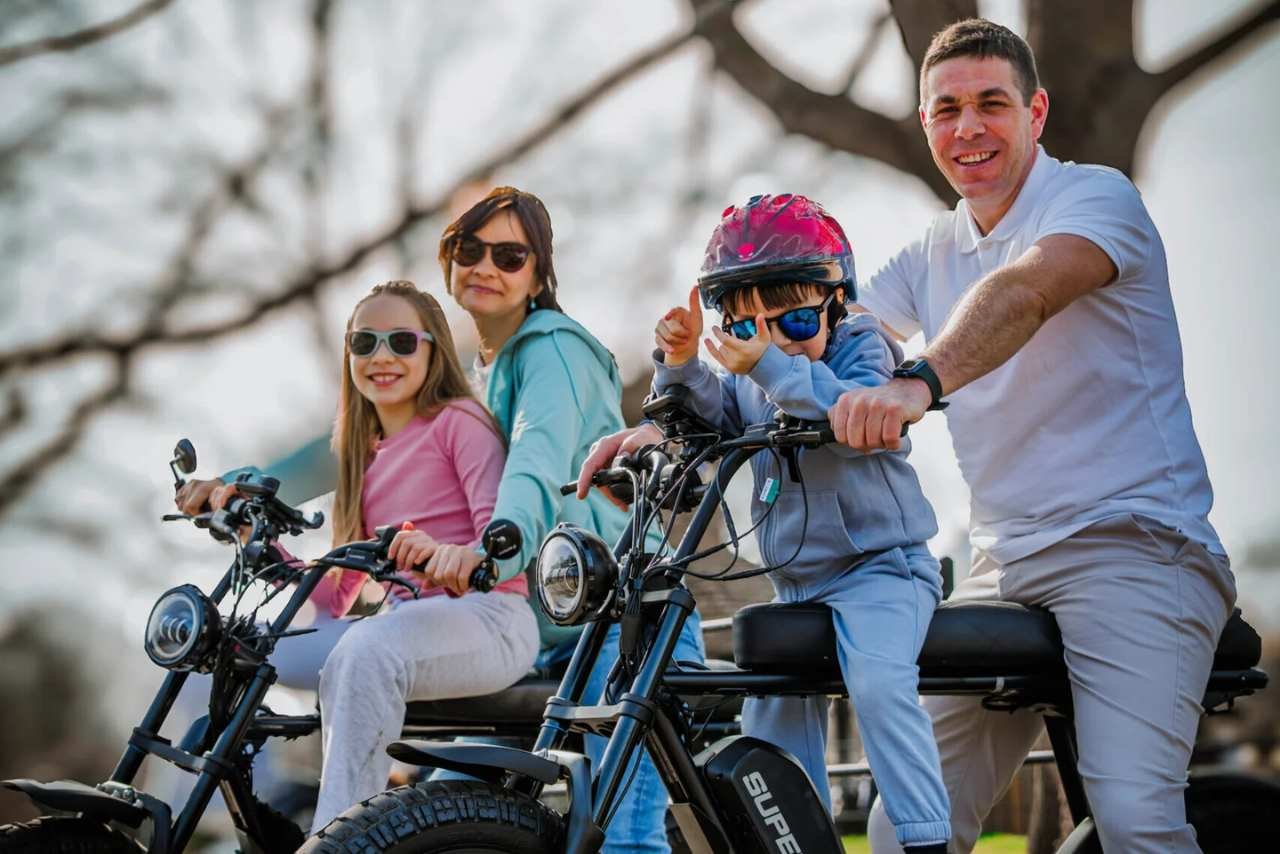 Family enjoying fof private bike tours in hyde park london