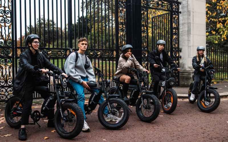 friends enjoying fof public bike tours in London