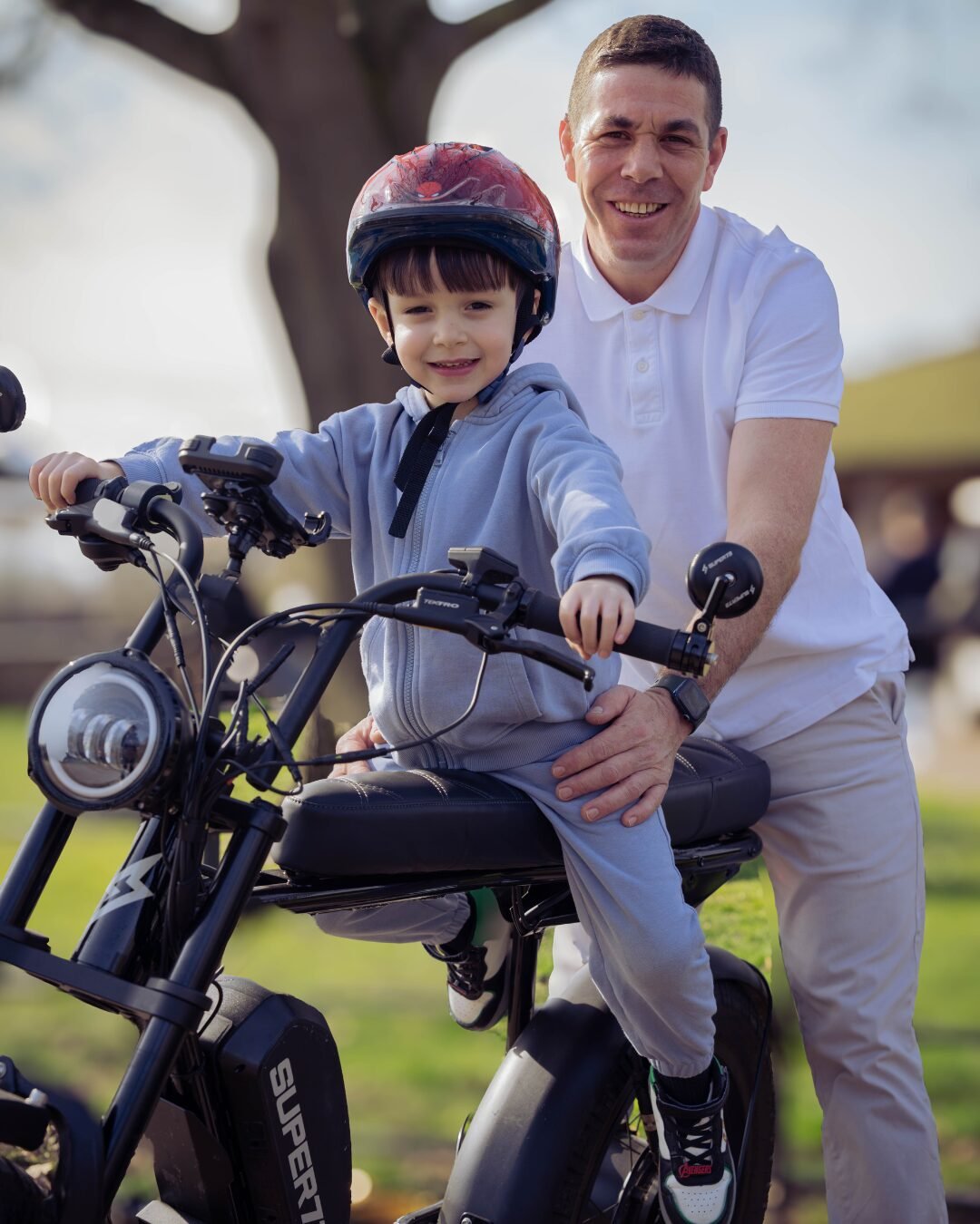 Family and kids enjoying London e-bike adventure