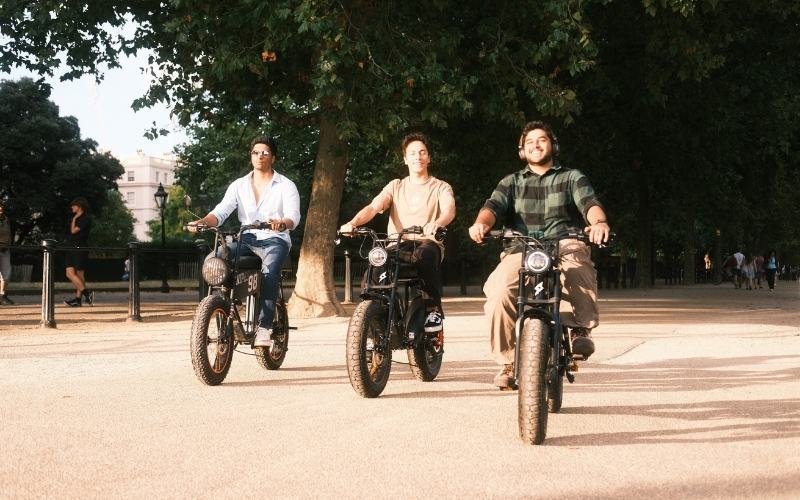 Tourists enjoying their London bike tour by FOF Bike Tours