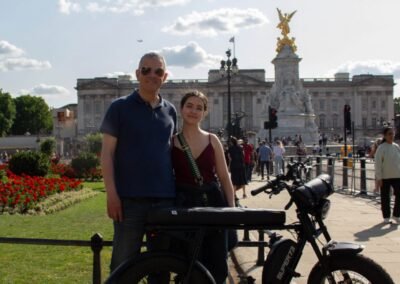 FOF Bike Tours guests posing infront of Buckingham Palace