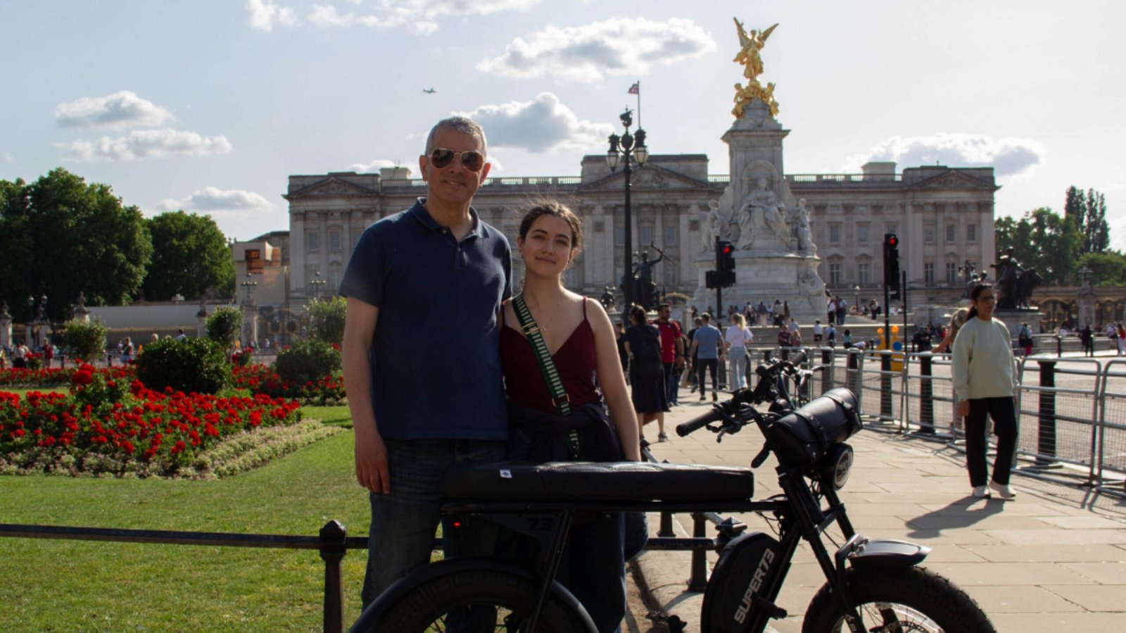 FOF Bike Tours guests posing infront of Buckingham Palace