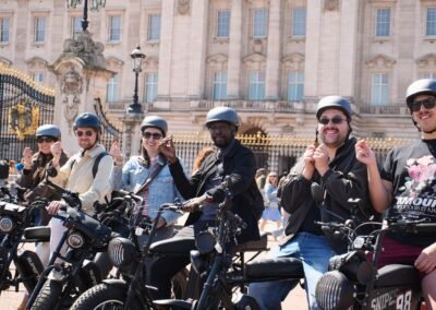 Guests enjoying a FOF Bike Tours e-bike tour outside Buckingham Palace in London