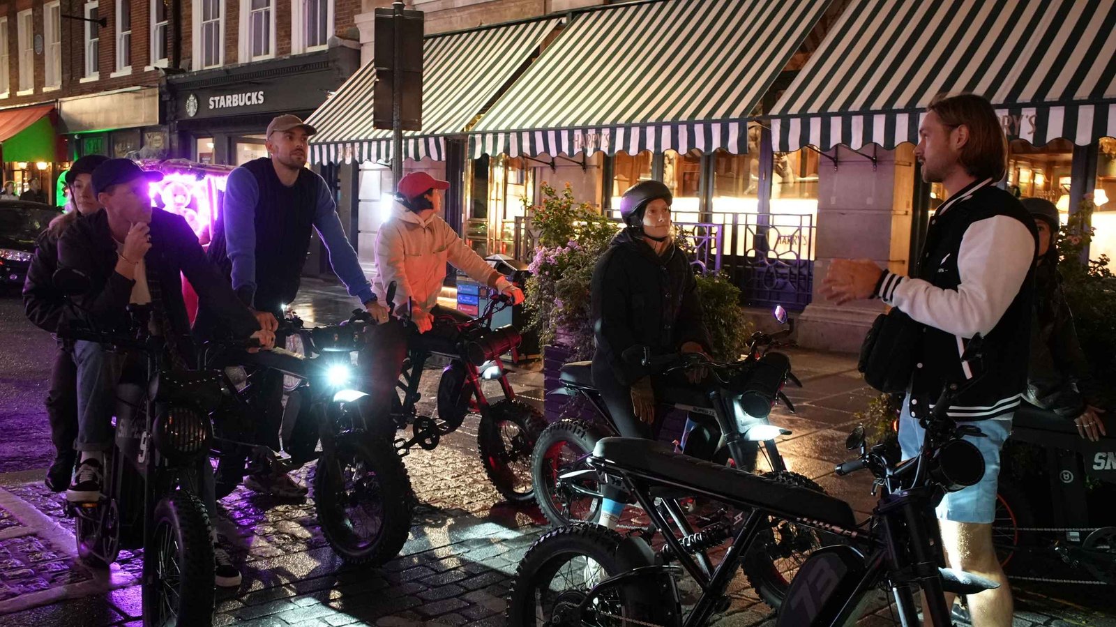 Guests listening to their FOF guide with e-bikes during the Dickens Christmas London tour in Covent Garden.